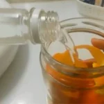 No tires las pieles de naranja, ponlas en un tarro y añade un poco de vinagre: vale oro en la casa