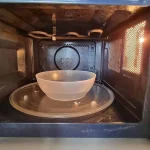 Cómo tener un microondas impecable sin frotar ni mover un solo dedo