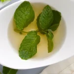 Por eso las amas de casa empezaron a mezclar 3 hojas de menta con vinagre