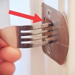 Pon un tenedor en la cerradura antes de irte a dormir: es muy importante