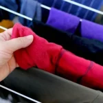 Ropa tendida en casa, solo que si pones el tendedero aquí se seca en solo 10 minutos