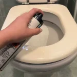 Tira la laca para el cabello por el inodoro, lo que ocurriría cada pocos segundos.