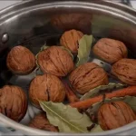 Echar nueces con hojas de laurel en la olla: qué pasa 5 minutos después de hervirlas