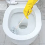 Even more effective than white vinegar, this little-known product removes limescale from toilets without unpleasant odors.